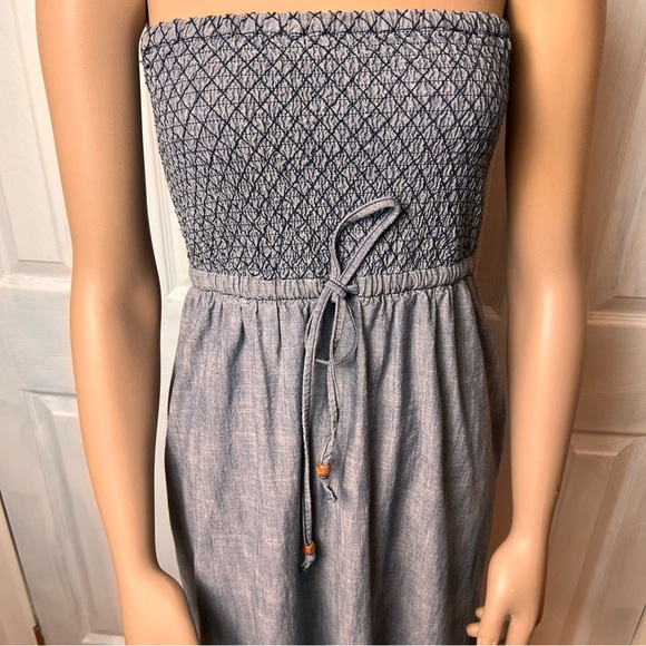 ANTHROPOLOGIE Light Blue Wash Smocked Strapless Denim Tiered Maxi Dress - Size L - Picture 5 of 15